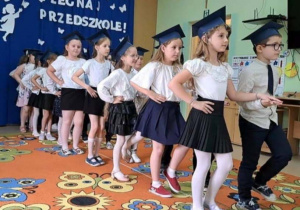 Dzieci tańczą poloneza