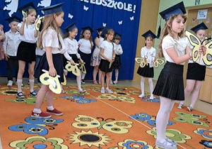 Dziewczynki wykonują Taniec Motyli