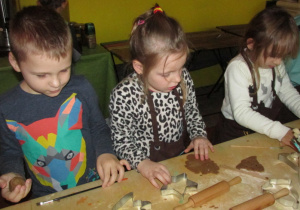 Dzieci formują pierniczki z ciasta.