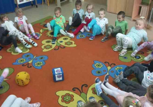 Grupa Motylki wykonuje ćwiczenie które wypadło na kostce do gry.
