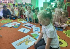 Dzieci układają kropkowe puzzle.