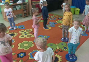 Dzieci biorą udział w zabawie Znikające kropki.