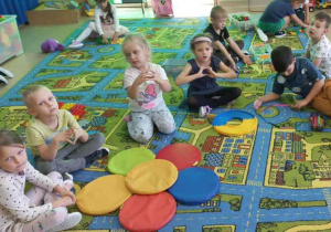 Dzieci prezentują kropki utworzone z różnych elementów.