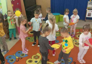 Dzieci szukają drugiej połówki swojej kropki.
