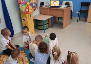 Dzieci oglądają film edukacyjny o kropce.