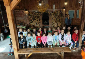 Dzieci poznają skąd pochodzi kapusta.