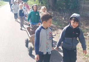 Przedszkolaki w drodze na pole.