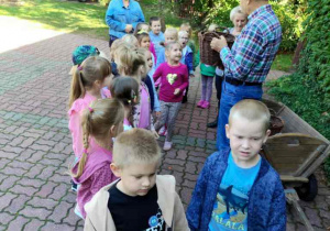 Wiewiórki poznają historię ziemniaka.
