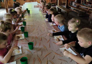 Wiewiórki jedzą pieczone ziemniaczki z sosem i surówką z kiszonej kapusty.