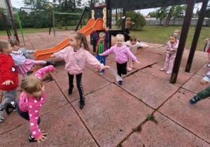 Motylki podczas wykonywania kolejnego zadania-stanie na jednej nodze.