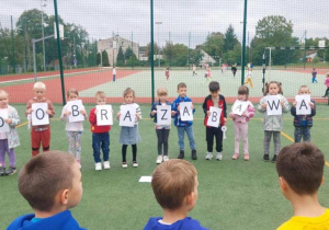 Żabki ułożyły i odczytały hasło gry terenowej.