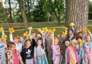 Wiewiórki z jesiennymi bukietami