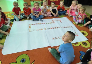 Dzieci grają w jabłkowe domino.