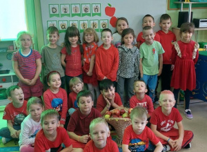 Dzień jabłka w Żabkach