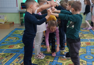 Dziewczynka przechodzi pod Mostem Przyjaźni.