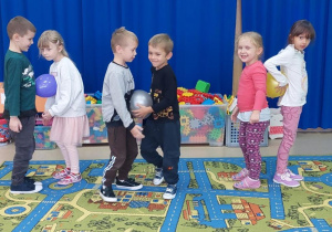 Żabki współpracują podczas przenoszenia balonika.