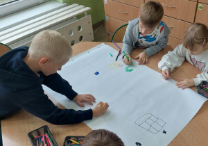 Dzieci rysują współnie Miasto marzeń.