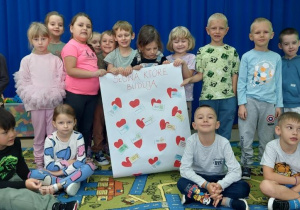 Żabki prezentują plakat Słowa, które budują.