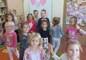 Wiewiórki przybijają piątki na zgodę.