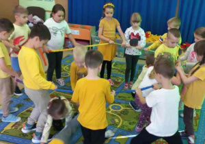 Wspólne zabawy z gumą sensoryczną.