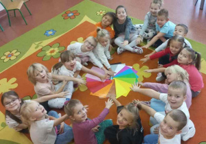 Dzieci poznają kolory które wiążą się z emocjami.