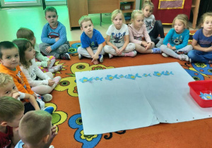 Dzieci układają rytm matematyczny.