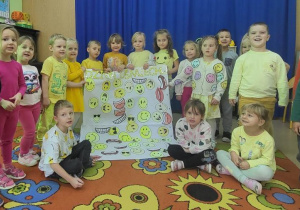Przedszkolaki prezentują wykonany plakat.