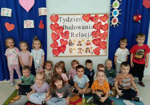 Pamiątkowe zdjęcie dzieci z grupy Rybki na tle Serduszek dla Przyjaciela.