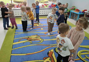 Dzieci tańczą taniec z przyjacielem.