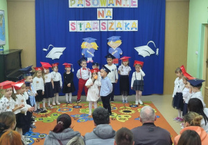 Dziewczynka z chłopcem recytują wiersz.