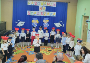 Dziewczynka wita gości recytując wiersz.
