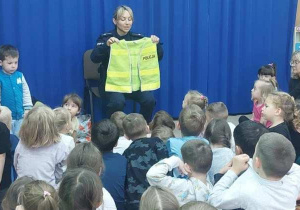 Pani Policjantka prezentuje strój Policjanta.