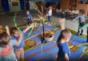Radość dzieci z wyprawy na wycieczkę wirtualną do lasu.