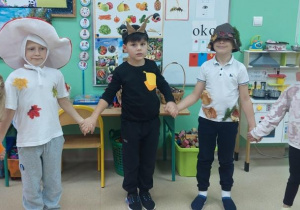 Zabawy w kole przy muzyce.