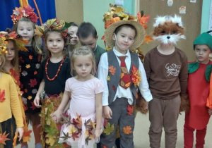Zabawy w kole przy muzyce.