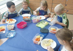 Dzieci kroją warzywa na sałatkę.