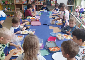 Dzieci kroją warzywa na sałatkę.