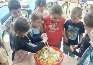 Dodajemy pozostałe składniki,przyprawy i mieszamy sałatkę.