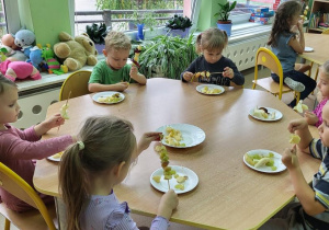Dzieci robią owocowe szaszłyki.
