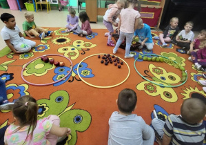 Dzieci klasyfikują owoce.