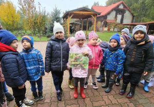 Dzieci prezentują szkodniki ziemniaków.