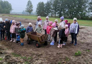 Dzieci słuchają ziekawostek o ziemniakach.