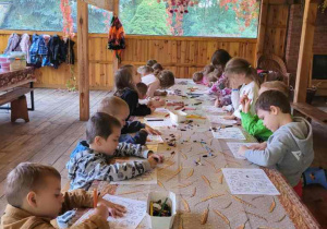 Dzieci kolorują obrazki.
