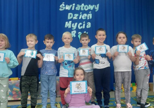 Dzieci prezentują kolejność prawidłowego mycia rąk.