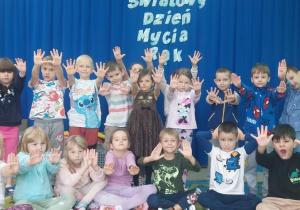 Żabki prezentują czyste rączki.