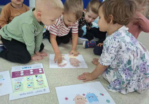 Dzieci zmywają zarazki z rączek.
