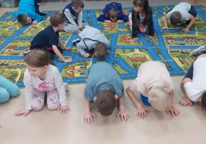 Żabki naśladują pieski.