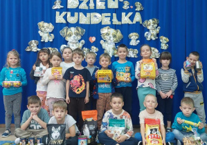 Pamiątkowe zdjęcie z zebraną karmą dla zwierząt ze schroniska.