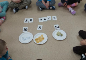 Żabki przeliczają kości.