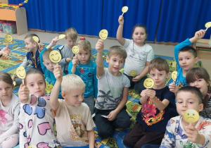 Żabki odpowiadają na pytania dotyczące piesków.